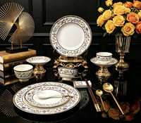 Ensemble de vaisselle en porcelaine personnalisée en gros, service de table de luxe en porcelaine fine, assiettes en céramique de luxe à bord doré, vente en gros directe usine