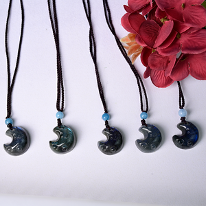 Collier Pendentif Lune en Labradorite de Haute Qualité, 2 cm, Gravure Numérique, Tendance Mode Bohème, Vente en Gros - Product Image 1