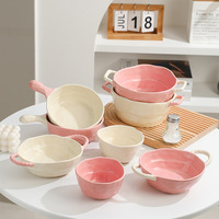Bol de service en céramique rose pastel avec bord ondulé et poignées latérales en forme de boucle pour salade, pâtes, fruits, cuisine, salle à manger et fêtes