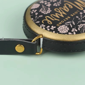 Cinta Métrica Retráctil Portátil de 1.5m, Diseño Retro en Cuero PU, Escala Precisa en Centímetros y Pulgadas, Venta al Por Mayor - Product Image 3