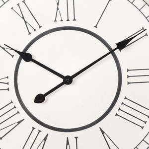 Reloj de Pared INNOVA Home de Estilo Rústico Blanco con Números Romanos, Decoración Artística, Cuarzo, Metal, Funciona con Batería, Estilo Antiguo para Sala de Estar - Product Image 2