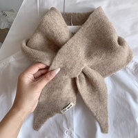 Écharpe en laine bouillie de luxe discret, bandana triangulaire minimaliste, cache-cou doux pour l'hiver, pour les marchés UE et Amérique du Nord