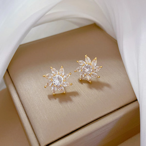 Ensemble de collier et boucles d'oreilles en cristal clair étincelant, fleurs, plaqué or, zircon cubique CZ, ensemble de bijoux pour femmes - Product Image 2