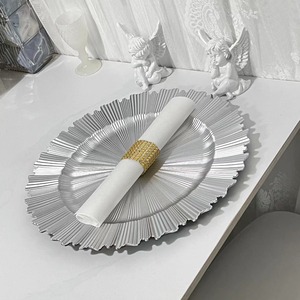 Assiettes de Présentation Rondes en Plastique Dorées Scintillantes <span class=keywords><strong>pour</strong></span> la Restauration, Vaisselle de <span class=keywords><strong>D</strong></span>îner, <span class=keywords><strong>D</strong></span>écoration de Fêtes de Noël et Mariages - Vente en Gros - Product Image 4