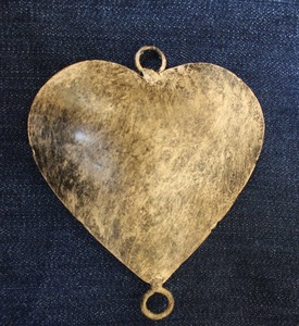 Suministro al por Mayor de Decoraciones Metálicas Clásicas en Forma de Corazón en Oro y Plata para la Fabricación de Joyería y Accesorios de Manualidades Disponibles a Buen Precio - Product Image 1