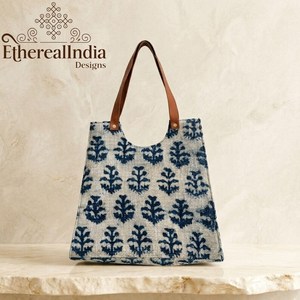 Sac fourre-tout bleu floral indigo en coton et jute imprimé au bloc, fait main, pour le quotidien et le marché - Product Image 1