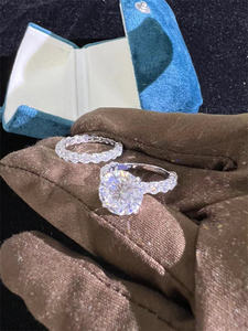 Anillo de Eternidad Personalizado para Mujer, en Plata de Ley con Moissanita VVS y Engaste Hexagonal Chapado en Oro Vintage, en Oferta - Product Image 5