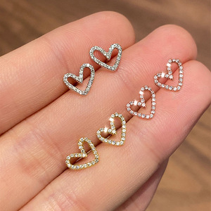 Orecchini a perno a cuore cavo da donna, semplici e minimalisti, per uso quotidiano, accessorio per l'orecchio, gioiello alla moda per outfit - Product Image 2