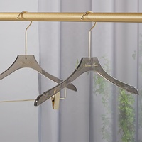 Perchas acrílicas con logotipo para ropa más gruesa, perchas de exhibición de ropa de plástico duradero, técnicas de inyección flexibles, tienda de ropa