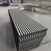 Panneau acoustique en bois à lattes MDF, panneau mural absorbant le son en fibre de polyester pour les espaces commerciaux, les hôtels, les maisons, les salles de réunion