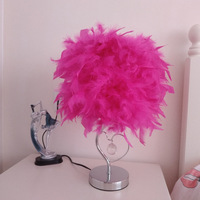 Lampe de table en plumes roses romantiques en gros, lampe de chevet en forme de cœur avec base métallique, veilleuse moderne nordique en plumes, décoration de chambre à coucher