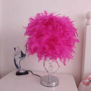 Lámpara <span class=keywords><strong>de</strong></span> Mesa Romántica con Plumas Rosadas, Base <span class=keywords><strong>de</strong></span> Metal en Forma <span class=keywords><strong>de</strong></span> Corazón, Lámpara <span class=keywords><strong>de</strong></span> Noche Moderna Nórdica con Plumas, Decoración <span class=keywords><strong>para</strong></span> Dormitorio, Venta al Por Mayor - Product Image 1