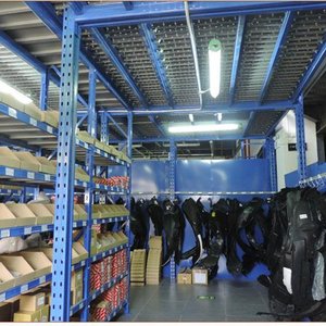 Scaffalature a Campata Lunga per Magazzino Industriale, <span class=keywords><strong>Scaffali</strong></span> per Stoccaggio Pesante in Metallo, Originale Nero <span class=keywords><strong>con</strong></span> <span class=keywords><strong>Copertura</strong></span> Bianca e Blu - Product Image 3