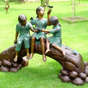 等身大の真鍮彫刻の子供たち3人の子供たちが木の丸太のブロンズ像で蝶と遊ぶ