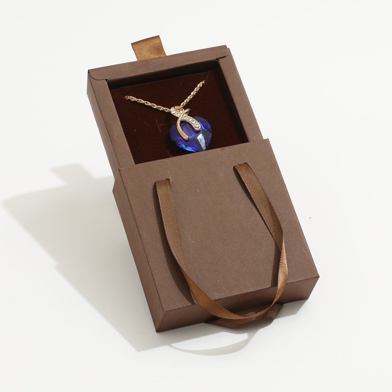 Caja marrón con espuma de joyas