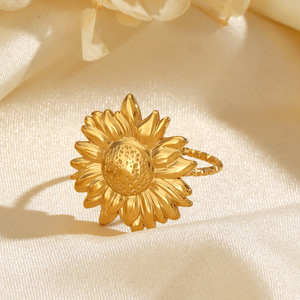Anillo de Acero Inoxidable de Moda Popular INS para Mujer, Anillo Ligero de Lujo con Diseño de Flor, Girasol y Crisantemo, Venta al por Mayor - Product Image 3