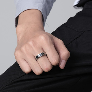 Anillo Giratorio en Forma de Corazón con Incrustaciones Negras en Oro Rosa, Joyería Unisex para Regalo - Product Image 4