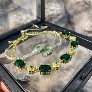 Bracciale a Serpente Placcato Oro con Zirconia Cubica Verde Smeraldo, Bracciale Vintage con Catena a Serpente e Strass per Donna, Gioielli da Festa - Product Image 1