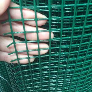 Maille de fil métallique soudée carrée avec une maille de 1/2 1/4 pouce et une surface revêtue de PVC - Product Image 1