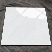 Carreaux de sol en porcelaine émaillée effet marbre blanc Carrara poli 60x60 pour salon