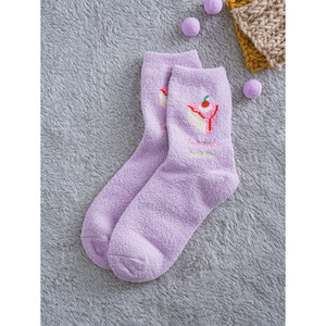 Kikiya Sachs Point Calcetines de dormir morados para mujer Pijamas de mujer - Product Image 1