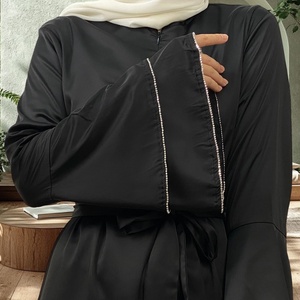 Robe en satin tendance 9.9, nouvelle collection, fermeture éclair sur le devant, deux couches, manches ornées de diamants scintillants, avec poches, robe pour femmes musulmanes 6789 # - Product Image 4