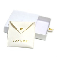 Boîte à bijoux en carton blanc avec logo personnalisé en relief et pochette à bouton en PU