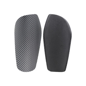 Protections de tibia de football professionnelles pour adultes avec motif en fibre de carbone, légères et protectrices pour l'entraînement et les matchs, résistantes aux impacts. - Product Image 4