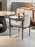 Chaise de salle à manger de style Mid-Century Modern avec accoudoirs coniques, tissu tactile, finition peinture ouverte, pieds en bois massif avec embouts métalliques, pour hôtels, boutiques et restaurants.