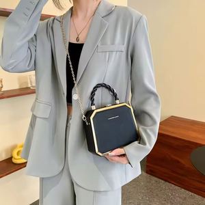 Bolso de mano de lujo para mujer, adornado con diamantes de imitación y cristales, totalmente cubierto de diamantes y cristal, ideal para una noche. - Product Image 4