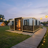 Maison conteneur préfabriquée extensible blanche en gros avec panneaux, plinthes en pierre et éclairage LED pour jardin