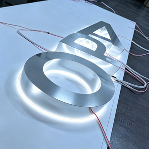 Letrero Luminoso LED con Logotipo, Letras de Aluminio Plateadas, Pantalla Retroiluminada para Interiores, Luz Diurna de 5000K, Garantía de 2 Años - Product Image 1