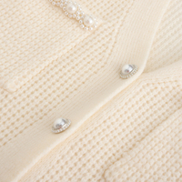 Cardigan en maille gaufrée à col en V pour femme, couleur crème unie, avec décorations de perles, boutons métalliques argentés, garniture de perles et poches plaquées