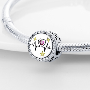 Este colgante de latón blanco en forma de corazón, con circonitas, llena de amor, es el regalo perfecto para tu pareja y familia. - Product Image 3