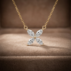 Collar de Diamantes en Oro Amarillo para Mujer, Corte Marquesa, Colgante de Flor de Cuatro Hojas, Certificado GIA, Estilo Clásico, Joyería de Boda - Product Image 1