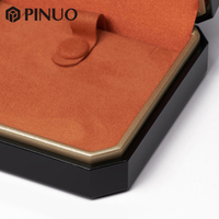 PINUO Coffret à bijoux rectangulaire moderne noir avec bordure dorée, étui pour collier, bague, bracelet, coffret à bijoux de luxe personnalisé pour magasin de bijoux