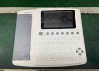 Electrocardiógrafo Clínico de 12 Derivaciones con Pantalla Táctil de 7 Pulgadas y Teclado Completo |   Alimentado por electricidad |   Papel de 210 mm de Ancho |   Almacenamiento para 1000 Cajas |   Profesional