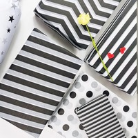 Papier kraft recyclable jetable imperméable fin et doux de 17 g/m² pour l'emballage de cadeaux