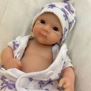 OtardDolls Poupée bébé réaliste en silicone de 8 pouces, douce et extensible, pour adolescents, figurine jouet - Product Image 1