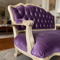 Canapé Chesterfield classique de style français à trois places en forme de L avec revêtement en velours violet, rembourrage en éponge, bois sculpté, canapé vintage