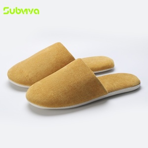 Pantofole da Hotel Personalizzate all'Ingrosso in Poliestere Ciniglia con Logo, Suola in Tela, per Camere Ospiti e Spa - Product Image 1