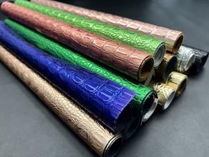 生动的鳄鱼纹压花皮革织物床单: 引人注目，耐用的材料，用于时尚和配饰设计 - Product Image 2