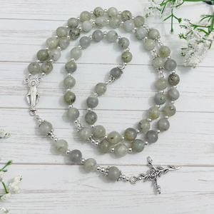 Chapelet personnalisé en perles de labradorite, bijoux catholiques, charme de Notre-Dame de Grâce, centre de table, <span class=keywords><strong>cadeau</strong></span> pour la première <span class=keywords><strong>communion</strong></span> - Product Image 1