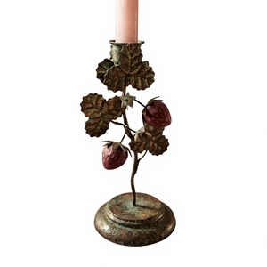Porte-bougie en fer fait main en forme de fraise avec feuilles et baies, décoration pour la maison, Pâques, réunion de famille, base en métal - Product Image 1