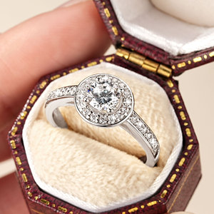 Anillos de Moissanita con Certificado GRA, Corte Redondo, Color D, VVS1, 0.5ct, con Halo y Piedras Laterales de Circonita Cúbica, Cobre con Baño de Oro de 14K, Joyería para Mujer - Product Image 3
