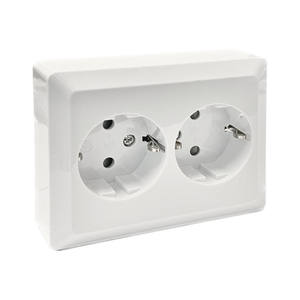 Tomacorriente doble Schuko empotrable, diseño compacto, fácil instalación, ideal para espacios reducidos y uso doméstico. - Product Image 1