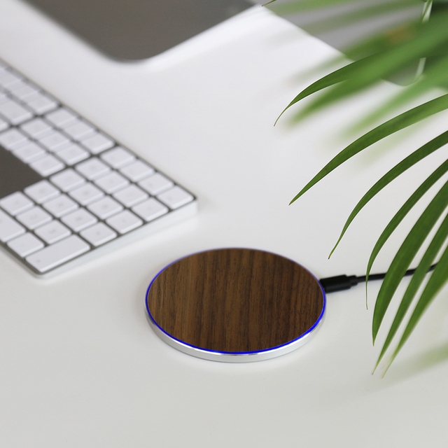 Sustainable Wood Walnut Wooden Fast Charging Mobile Phone Adapter Charging Pad 15W Wireless Charger