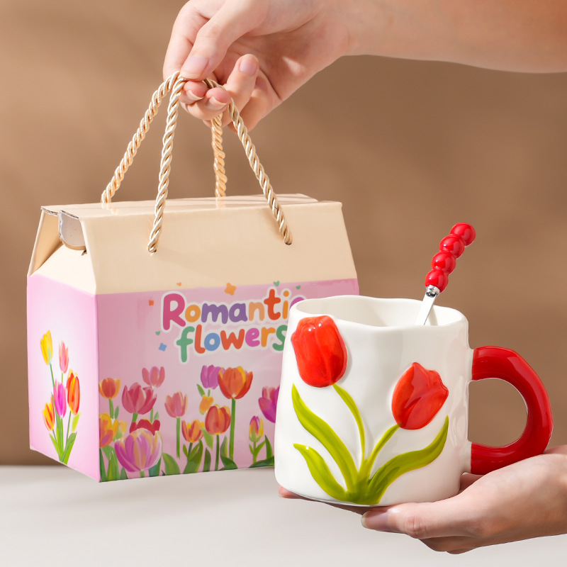 Caja de regalo con taza individual tipo tulipán, cuchara grande roja.