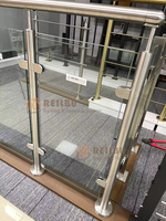 Rampe de balcon moderne Reilbu en inox, poteaux ronds, balustrade en verre, balustrade en acier inoxydable