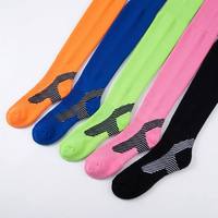 Chaussettes de compression sportives en nylon et élasthanne personnalisées, fabriquées en Allemagne, pour le baseball, le lacrosse, le HIIT, la course à pied et l'entraînement d'élite.
